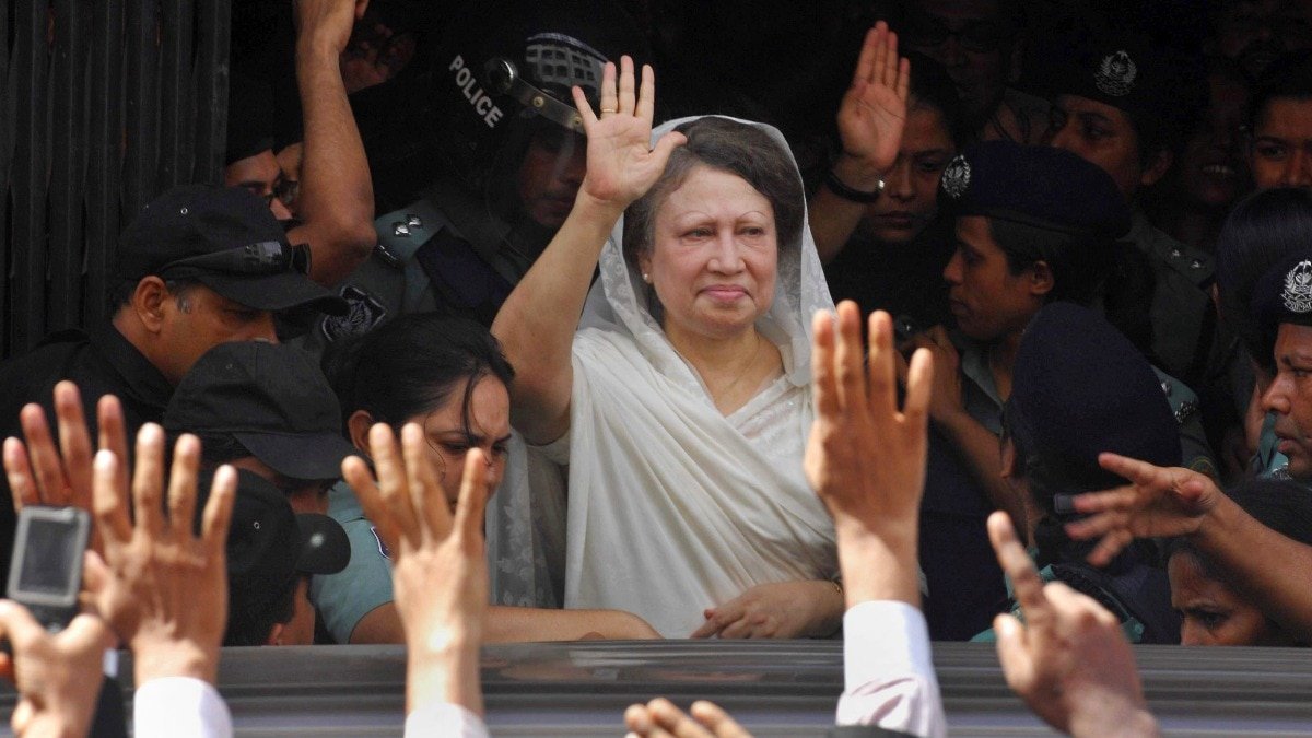 खालिदा जिया ने संघर्षों से भरा सफर तय करते हुए बांग्लादेश की पहली महिला प्रधानमंत्री बनकर देश की राजनीति में अपनी मजबूत पहचान बनाई. ( Photo: AP)