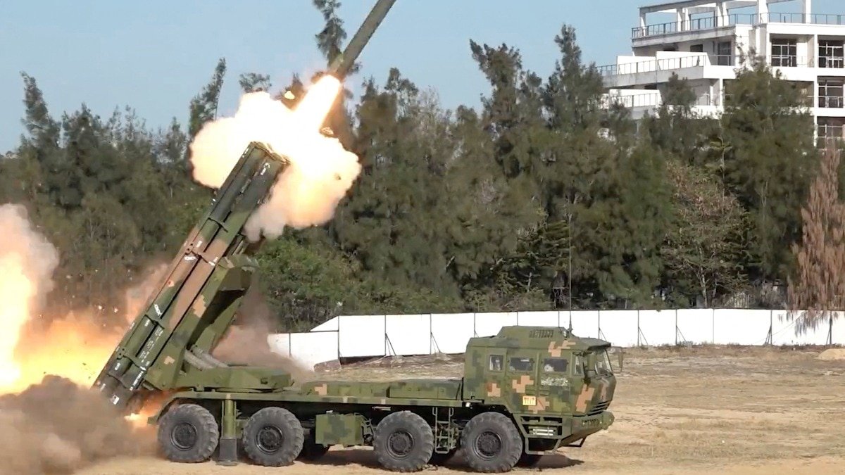 चीन ने ताइवान के चारों ओर सबसे बड़े सैन्य अभ्यास के तहत रॉकेट दागे और युद्धपोत तैनात किए हैं. (Photo: Reuters)