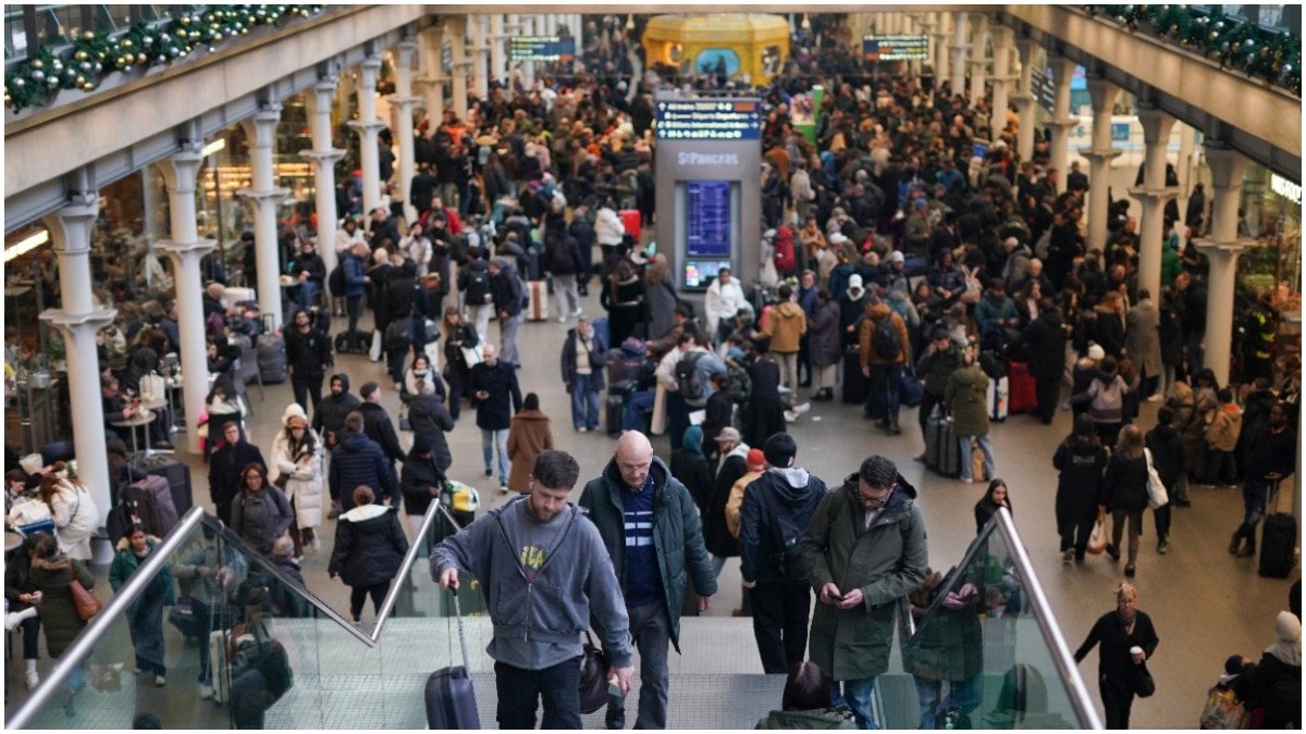 चैनल टनल में बिजली की आपूर्ति ठप होने के कारण यूरोस्टार ट्रेन सर्विस प्रभावित. (Photo: AP)