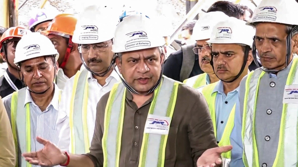 रेल मंत्री अश्विनी वैष्णव ने देश में चलने वाली पहली बुलेट ट्रेन के बारे में बताया ( File Photo: PTI)