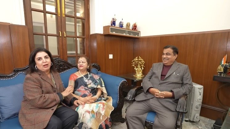 नितिन गडकरी के घर पहुंचीं फराह खान (Photo : Screengrab)