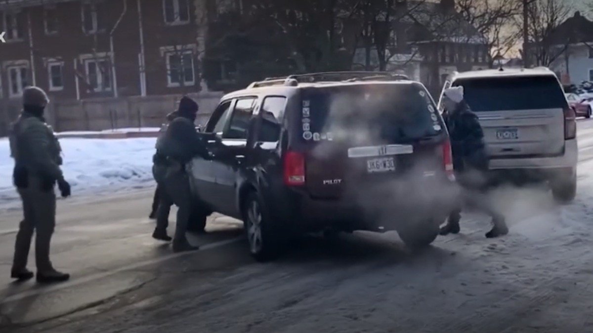 कार में बैठी महिला को ICE एजेंट ने गोली मार दी.  (Photo: Screengrab)